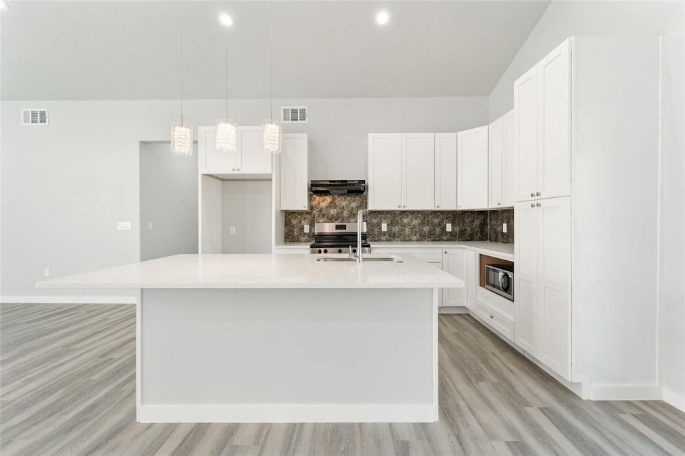 Kitchen & Living Spaces